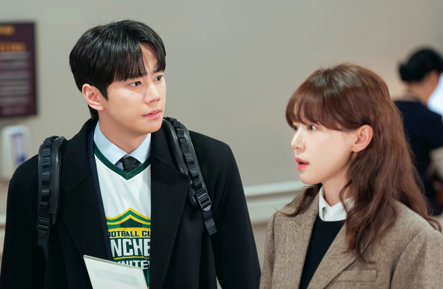 Lee Jun Young hoán đổi thân xác khó đỡ trong Reborn rookie- Ảnh 1.