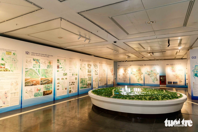 Thousands flock to Museum of Hanoi to explore capital's 100-year master plan - Ảnh 11.