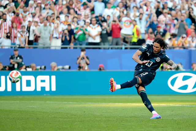 Paraguay stun Germany on penalties to reach World Cup last 16 - Ảnh 2.