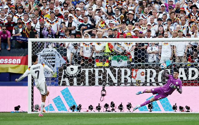 Paraguay stun Germany on penalties to reach World Cup last 16 - Ảnh 3.