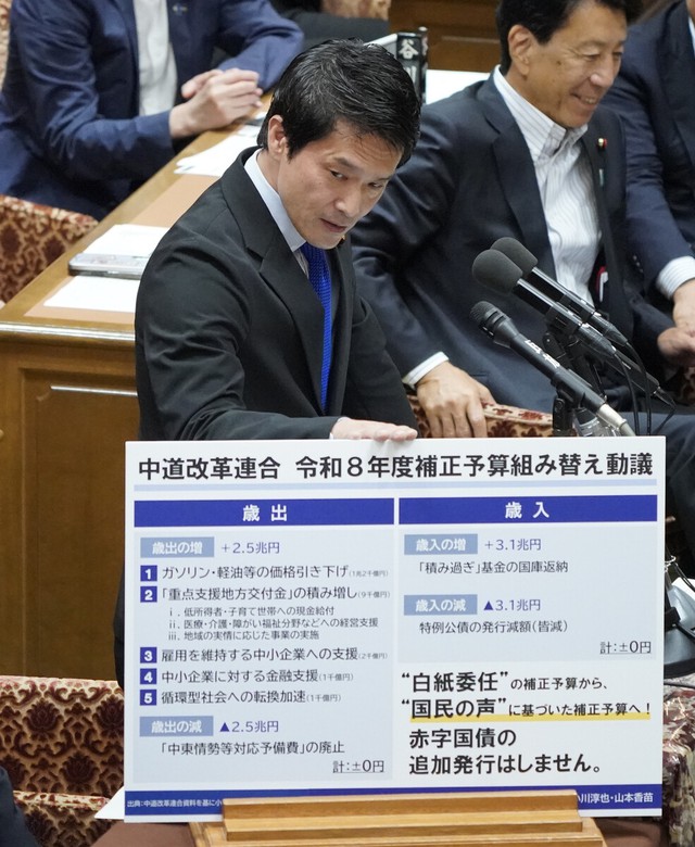 Japan PM Takaichi hints at reducing gasoline subsidies- Ảnh 2.