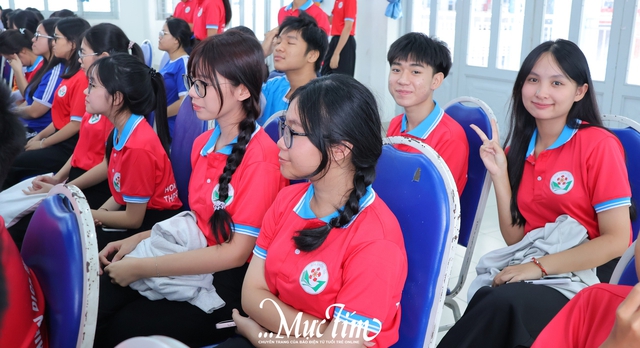 Hơn 300 chiến sĩ Hoa phượng đỏ THPT phấn khởi tham dự lễ ra quân cấp trường- Ảnh 4.