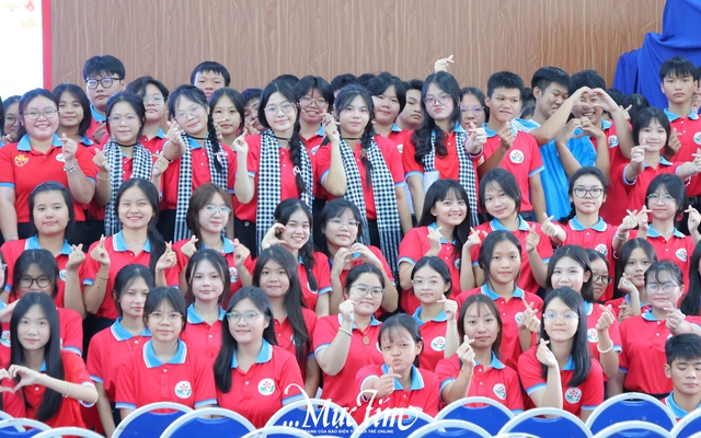 Hơn 300 chiến sĩ Hoa phượng đỏ THPT phấn khởi tham dự lễ ra quân cấp trường- Ảnh 6.