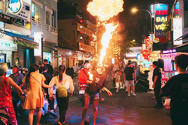 Ho Chi Minh City orders stronger crackdown on organized street begging involving children, elderly- Ảnh 1.