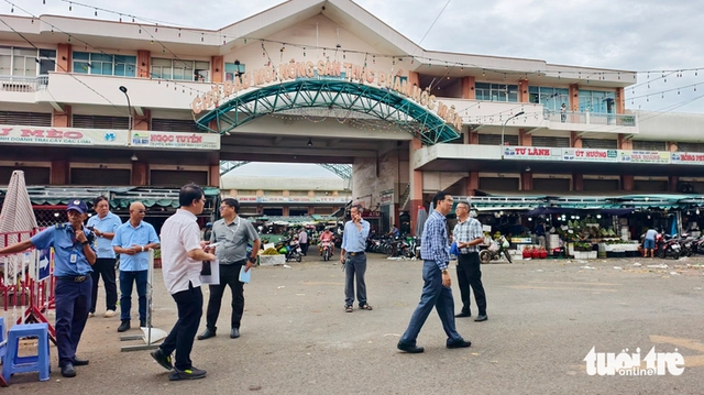 Ho Chi Minh City to install more cameras around waste-ridden wholesale market - Ảnh 2.