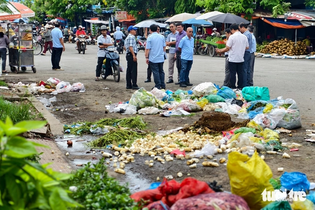 Ho Chi Minh City to install more cameras around waste-ridden wholesale market - Ảnh 4.