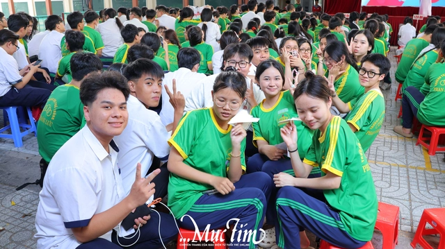 Hiệu trưởng Trường THPT Phan Đăng Lưu gửi tặng '2 không 8 có' dành cho học trò 2k8 trong tiết học cuối cùng - Ảnh 5.