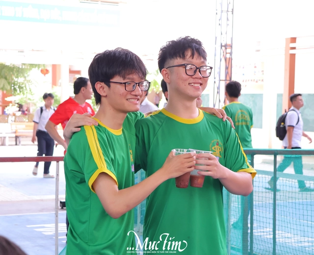 Hiệu trưởng Trường THPT Phan Đăng Lưu gửi tặng '2 không 8 có' dành cho học trò 2k8 trong tiết học cuối cùng - Ảnh 10.