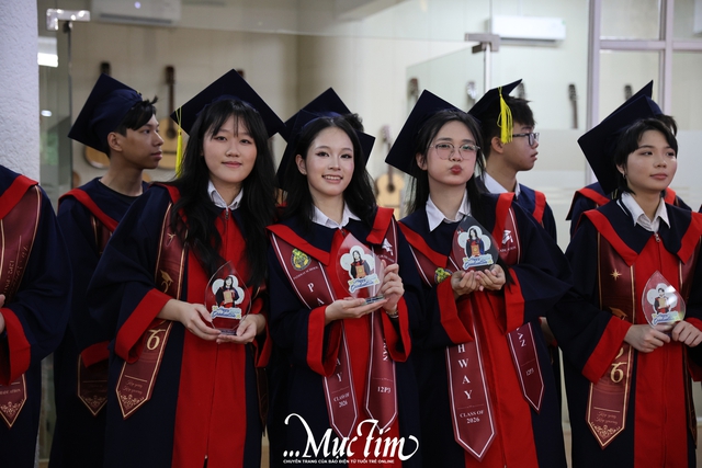 Thầy cô Pathway School thắp lên ngọn nến trưởng thành cho học sinh lớp 12- Ảnh 10.