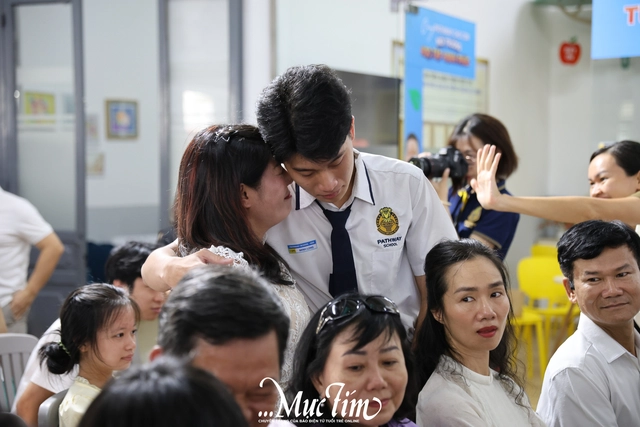 Thầy cô Pathway School thắp lên ngọn nến trưởng thành cho học sinh lớp 12- Ảnh 15.