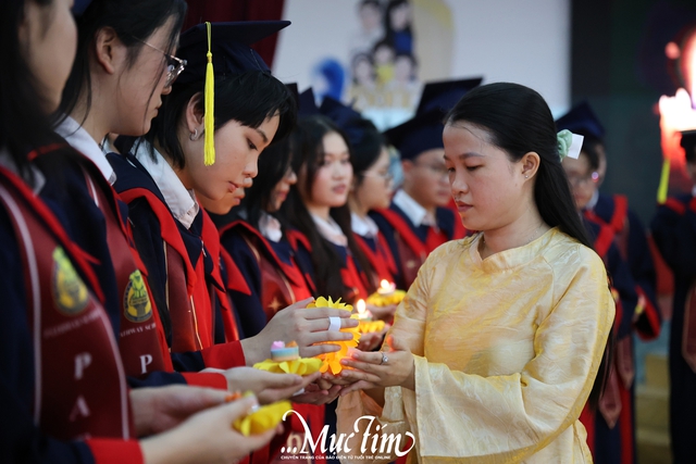 Thầy cô Pathway School thắp lên ngọn nến trưởng thành cho học sinh lớp 12- Ảnh 7.