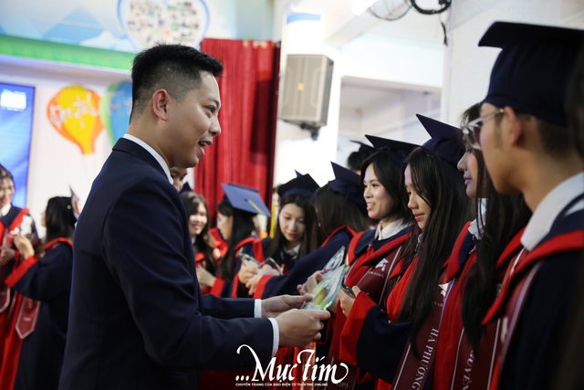 Thầy cô Pathway School thắp lên ngọn nến trưởng thành cho học sinh lớp 12- Ảnh 8.