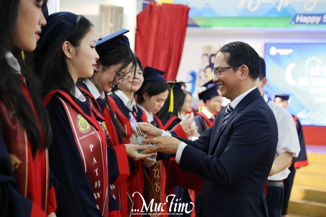 Thầy cô Pathway School thắp lên ngọn nến trưởng thành cho học sinh lớp 12- Ảnh 9.