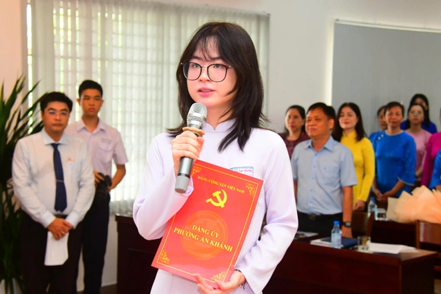 Trường THPT chuyên Trần Đại Nghĩa kết nạp Đảng viên học sinh thứ 2 - Ảnh 1.