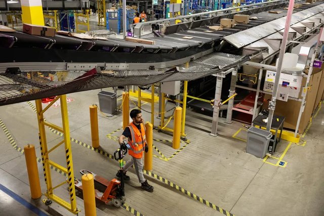 Amazon unveils new AI warehouse robot in $12 billion Europe push - Ảnh 3.