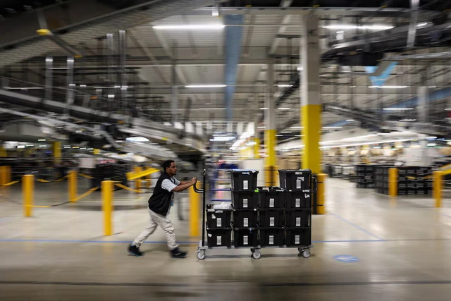 Amazon unveils new AI warehouse robot in $12 billion Europe push - Ảnh 5.