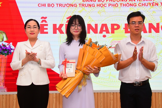 Trường THPT chuyên Trần Đại Nghĩa kết nạp Đảng viên học sinh thứ 2 - Ảnh 3.
