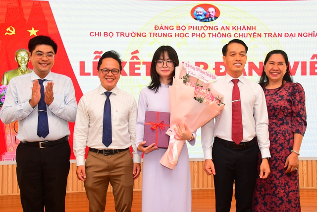 Trường THPT chuyên Trần Đại Nghĩa kết nạp Đảng viên học sinh thứ 2 - Ảnh 2.