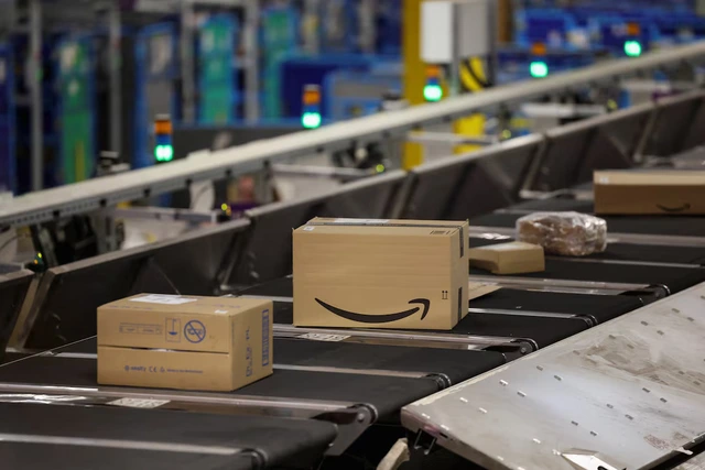 Amazon unveils new AI warehouse robot in $12 billion Europe push - Ảnh 2.