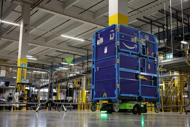 Amazon unveils new AI warehouse robot in $12 billion Europe push - Ảnh 1.