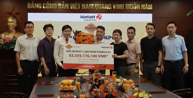 Vietnamese man winning $3.2mn jackpot goes public without mask - Ảnh 1. Vietnamese man winning $3.2mn jackpot goes public without mask - Ảnh 1.