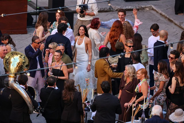 Newlyweds Dua Lipa and Callum Turner arrive in Sicily for wedding celebrations - Ảnh 1.