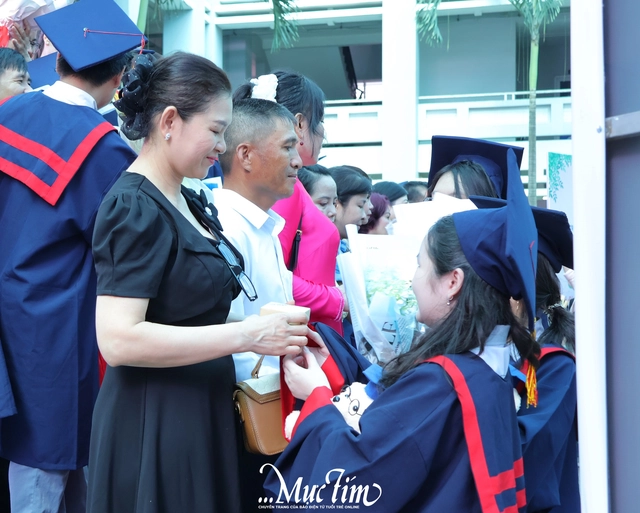 Học sinh Trường THPT Võ Văn Kiệt nhận 'hộ chiếu vào đời', tự tin bước vào hành trình mới- Ảnh 6. Học sinh Trường THPT Võ Văn Kiệt nhận 'hộ chiếu vào đời', tự tin bước vào hành trình mới- Ảnh 6.