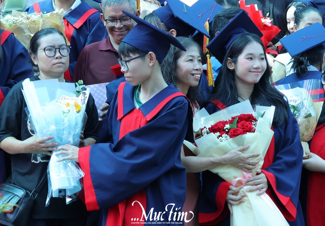 Học sinh Trường THPT Võ Văn Kiệt nhận 'hộ chiếu vào đời', tự tin bước vào hành trình mới- Ảnh 7. Học sinh Trường THPT Võ Văn Kiệt nhận 'hộ chiếu vào đời', tự tin bước vào hành trình mới- Ảnh 7.