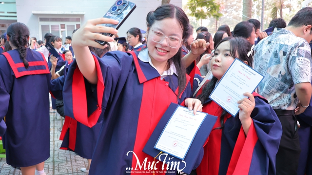 Học sinh Trường THPT Võ Văn Kiệt nhận 'hộ chiếu vào đời', tự tin bước vào hành trình mới- Ảnh 12. Học sinh Trường THPT Võ Văn Kiệt nhận 'hộ chiếu vào đời', tự tin bước vào hành trình mới- Ảnh 12.