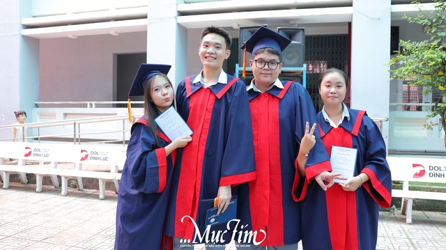 Học sinh Trường THPT Võ Văn Kiệt nhận 'hộ chiếu vào đời', tự tin bước vào hành trình mới- Ảnh 13. Học sinh Trường THPT Võ Văn Kiệt nhận 'hộ chiếu vào đời', tự tin bước vào hành trình mới- Ảnh 13.