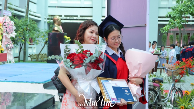 Học sinh Trường THPT Võ Văn Kiệt nhận 'hộ chiếu vào đời', tự tin bước vào hành trình mới- Ảnh 14. Học sinh Trường THPT Võ Văn Kiệt nhận 'hộ chiếu vào đời', tự tin bước vào hành trình mới- Ảnh 14.