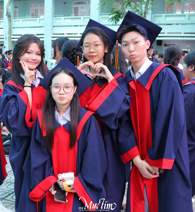 Học sinh Trường THPT Võ Văn Kiệt nhận 'hộ chiếu vào đời', tự tin bước vào hành trình mới- Ảnh 15. Học sinh Trường THPT Võ Văn Kiệt nhận 'hộ chiếu vào đời', tự tin bước vào hành trình mới- Ảnh 15.