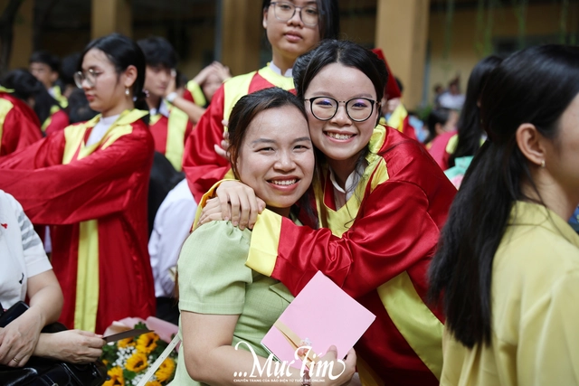 Nữ sinh khiếm thị Tây Thạnh bật khóc ở lễ tri ân: 'Em chưa từng bị bỏ lại phía sau'- Ảnh 10.