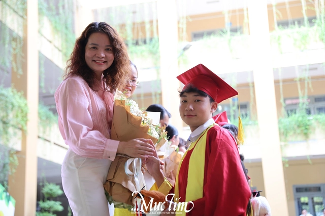 Nữ sinh khiếm thị Tây Thạnh bật khóc ở lễ tri ân: 'Em chưa từng bị bỏ lại phía sau'- Ảnh 11.