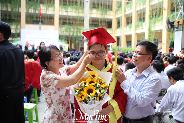 Nữ sinh khiếm thị Tây Thạnh bật khóc ở lễ tri ân: 'Em chưa từng bị bỏ lại phía sau'- Ảnh 12.