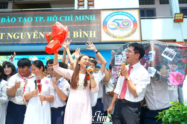 Cô hiệu trưởng Trường THPT Nguyễn Thái Bình gửi gắm ba lời dặn đến học trò trước ngày chia tay- Ảnh 8. Cô hiệu trưởng Trường THPT Nguyễn Thái Bình gửi gắm ba lời dặn đến học trò trước ngày chia tay- Ảnh 8.