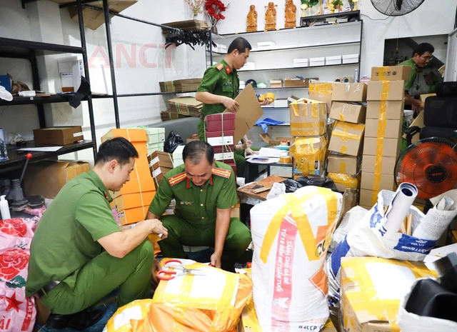 Vietnam’s Can Tho police seize over 4,200 fake luxury items in major counterfeit operations- Ảnh 1.