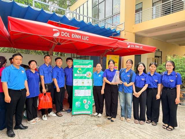 Đoàn viên, thanh niên phường Bình Đông đổi rác lấy quà, tái sử dụng quần áo cũ - Ảnh 1.
