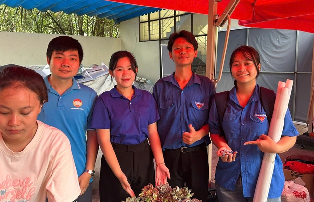 Đoàn viên, thanh niên phường Bình Đông đổi rác lấy quà, tái sử dụng quần áo cũ - Ảnh 4.