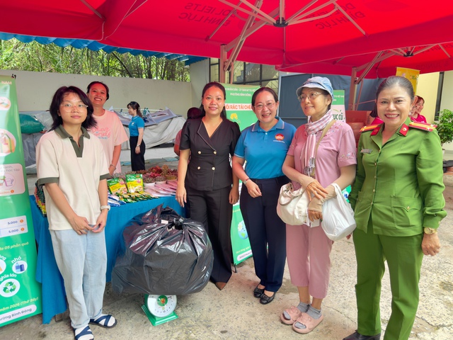 Đoàn viên, thanh niên phường Bình Đông đổi rác lấy quà, tái sử dụng quần áo cũ - Ảnh 2.