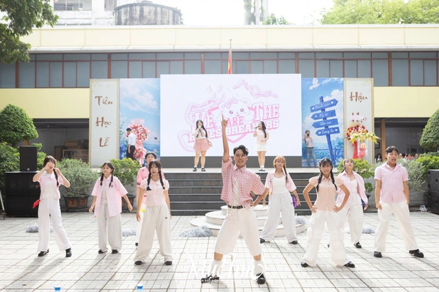 Gọi mợ là mẹ, nam sinh Trường THPT Hùng Vương gây xúc động ở lễ tri ân và trưởng thành- Ảnh 19.
