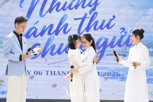 Gọi mợ là mẹ, nam sinh Trường THPT Hùng Vương gây xúc động ở lễ tri ân và trưởng thành- Ảnh 7.
