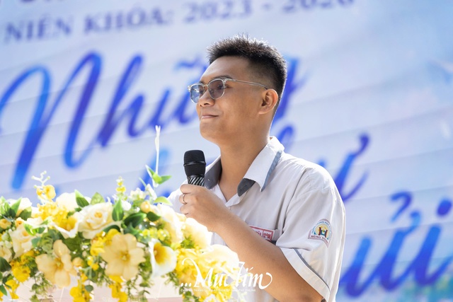 Gọi mợ là mẹ, nam sinh Trường THPT Hùng Vương gây xúc động ở lễ tri ân và trưởng thành- Ảnh 3.