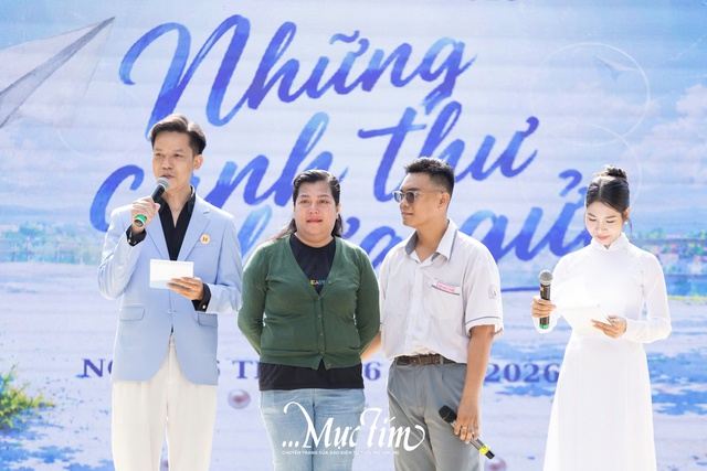 Gọi mợ là mẹ, nam sinh Trường THPT Hùng Vương gây xúc động ở lễ tri ân và trưởng thành- Ảnh 1.