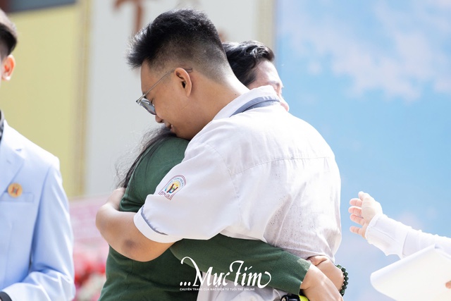 Gọi mợ là mẹ, nam sinh Trường THPT Hùng Vương gây xúc động ở lễ tri ân và trưởng thành- Ảnh 4.