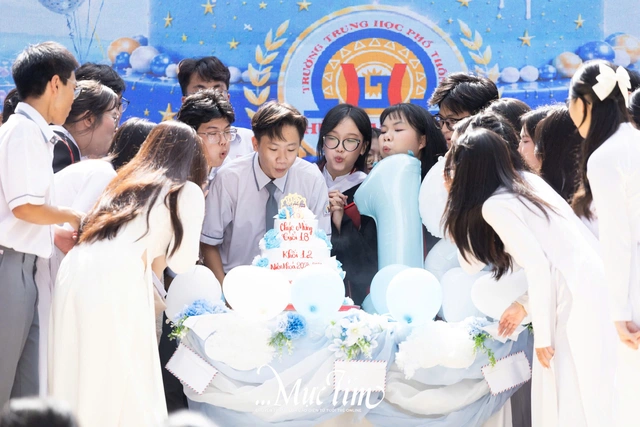 Gọi mợ là mẹ, nam sinh Trường THPT Hùng Vương gây xúc động ở lễ tri ân và trưởng thành- Ảnh 14.