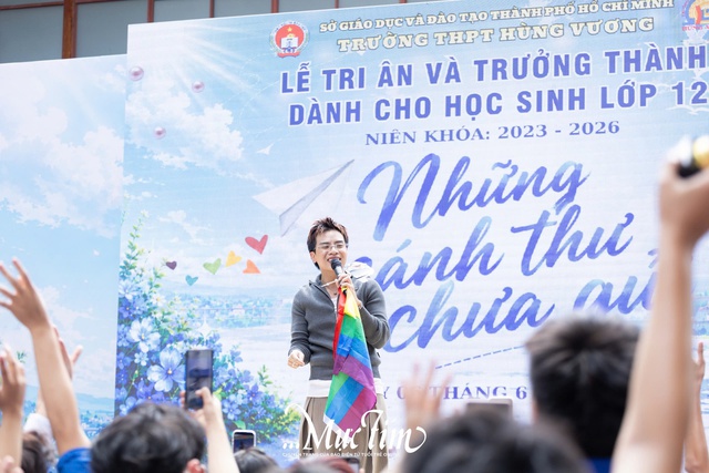 Gọi mợ là mẹ, nam sinh Trường THPT Hùng Vương gây xúc động ở lễ tri ân và trưởng thành- Ảnh 9.