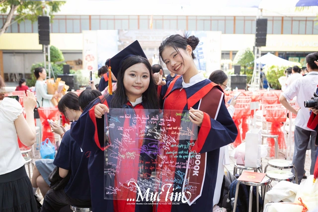 Gọi mợ là mẹ, nam sinh Trường THPT Hùng Vương gây xúc động ở lễ tri ân và trưởng thành- Ảnh 22.