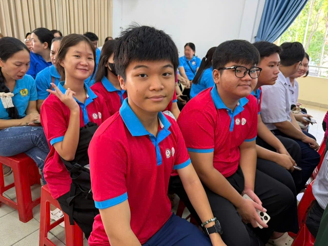 Đoàn viên, thanh niên phường Bình Đông đổi rác lấy quà, tái sử dụng quần áo cũ - Ảnh 3.