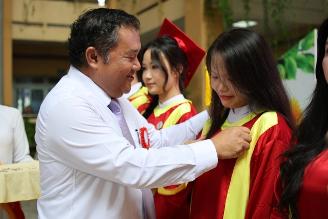 Nữ sinh khiếm thị Tây Thạnh bật khóc ở lễ tri ân: 'Em chưa từng bị bỏ lại phía sau'- Ảnh 17.